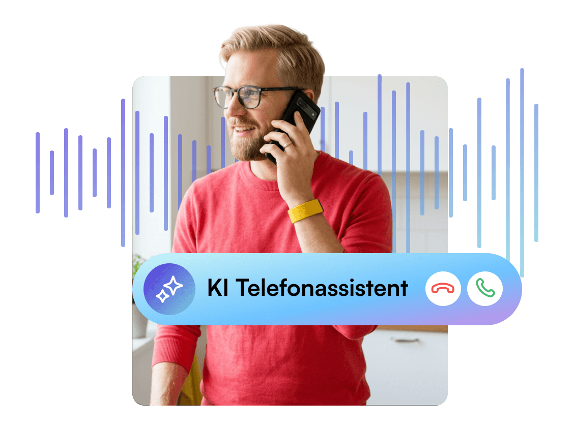 Mann telefoniert lächelnd in der Küche; Anrufleiste zeigt den KI Telefonassistenten in Aktion.