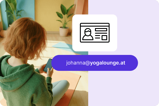 Eine Person im grünen Oberteil nutzt ein Smartphone. Daneben ein Profil-Icon und die E-Mail johanna@yogalounge.at.