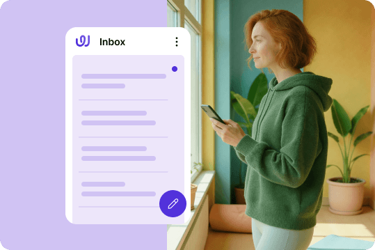 Eine Person im grünen Oberteil hält ein Smartphone. Daneben ist eine stilisierte E-Mail-Inbox zu sehen.