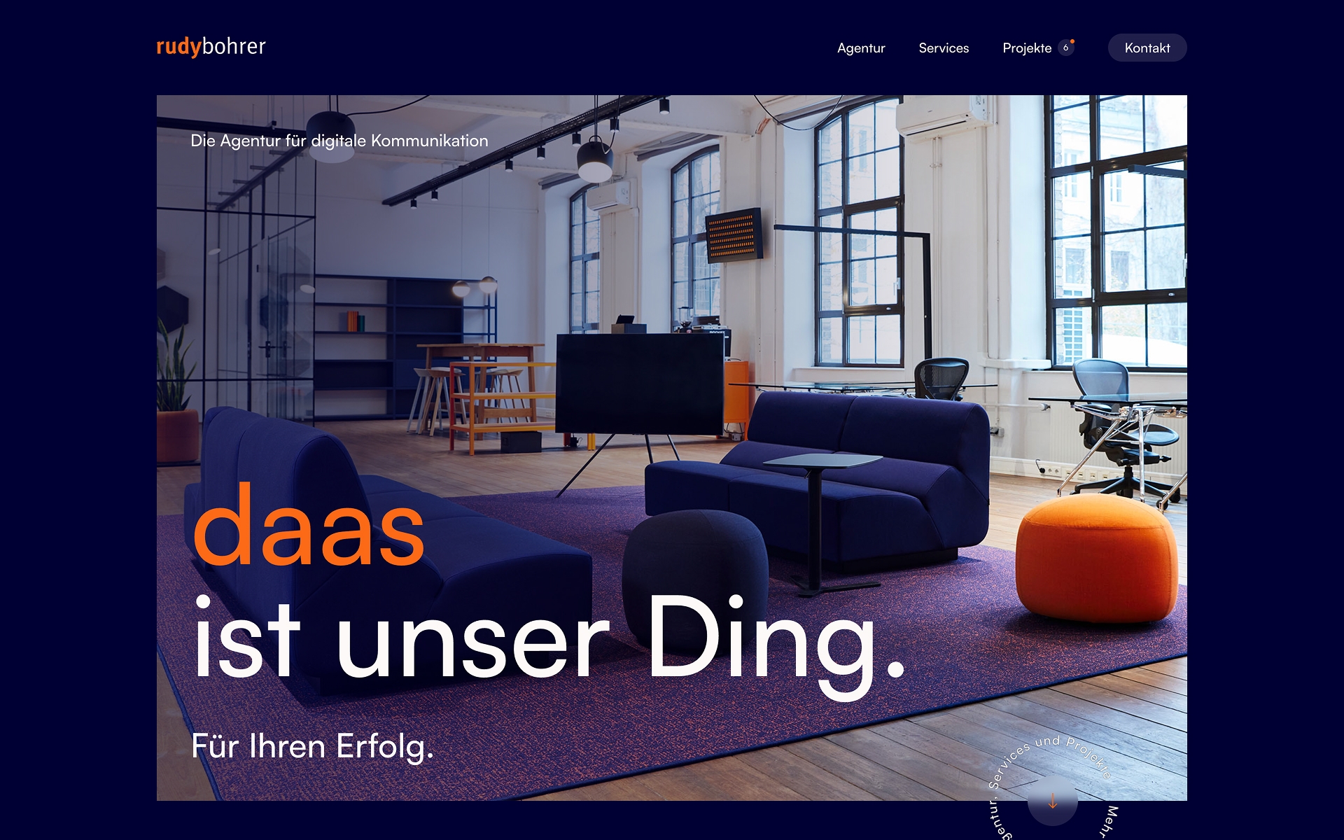 Eine Website-Vorschau zeigt ein modernes Büro mit blauen Möbeln und dem Text „daas ist unser Ding. Für Ihren Erfolg.“.